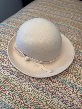 Vintage Georgi Ivory Wool Felt Cloche Hat - 1920s Flapper Style Mid-Century